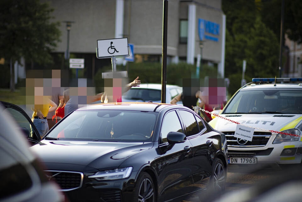 AMPERT: Politiet brukte mye tid på å holde de to gjengene adskilt etter to tilfeller av slåssing mandag kveld.