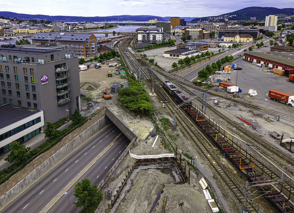Jernbanen over Kreftingsgate blir nå delvis bygget om for å gi plass til fem spor for effektiv avvikling av togtrafikken fra 2024.