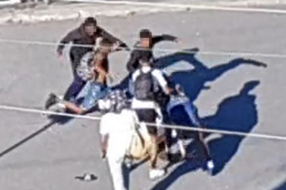 SEKS MOT ÉN: Her blir en tenåring som ligger nede rundjult av seks andre på åpen gate i Drammen.