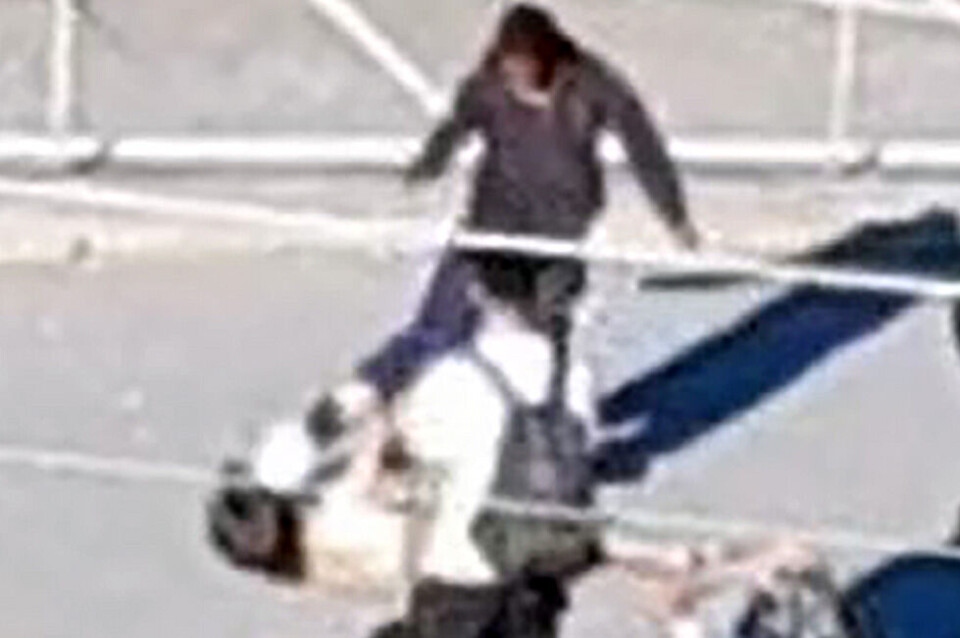 SPARKET I ANSIKTET: En av de to guttene som blir angrepet i videoen blir her sparket hardt i ansiktet mens han ligger nede.