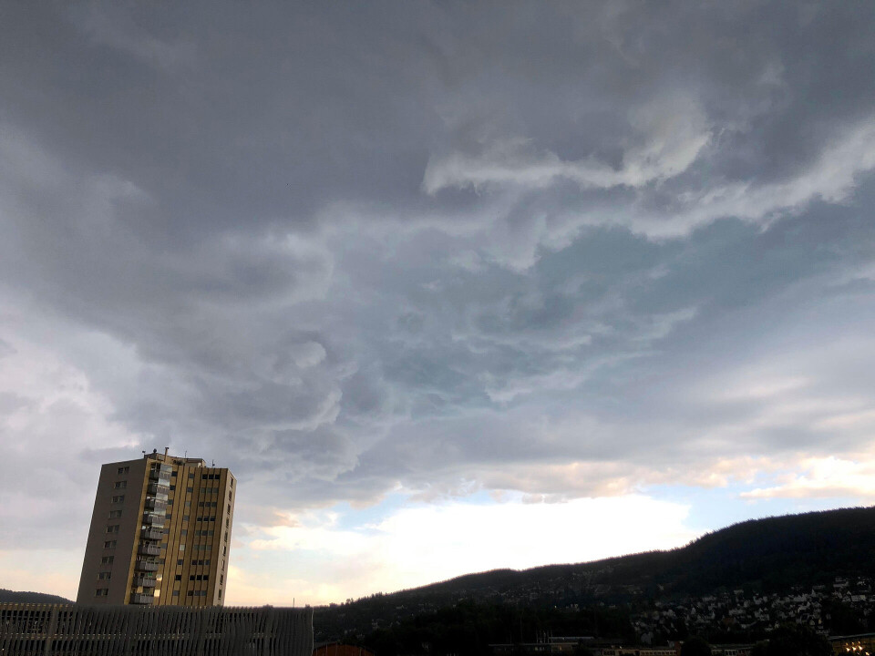 UVÆR: Slik så det ut før det braket løs over Drammen tirsdag kveld.