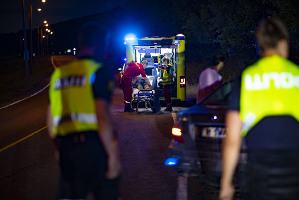 Politiet opplyser videre at sjåføren skal ha kjørt av veien for å unngå et rådyr, og at det ikke er mistanke om ruskjøring.