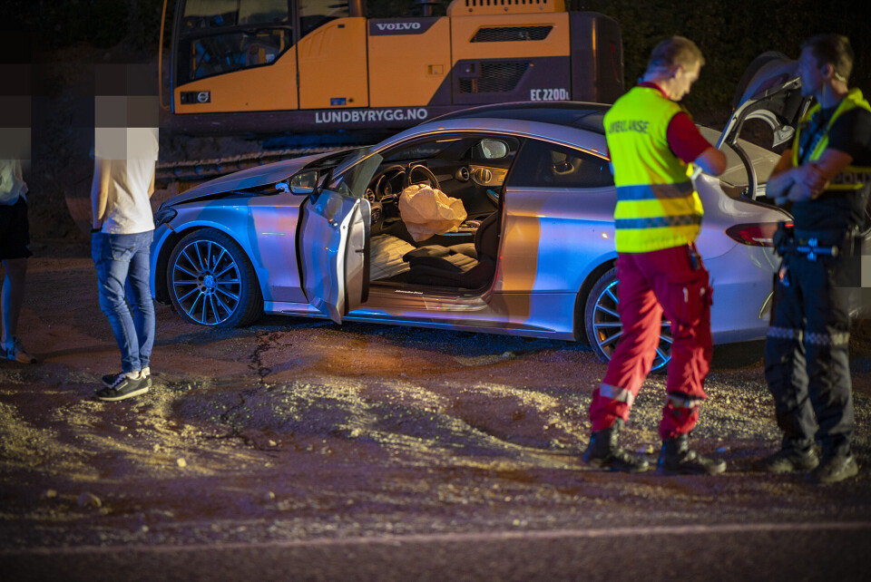 STORE SKADER: Bilen kjørt ned i grøfta før den traff en diger stein - og airbagene løste ut.