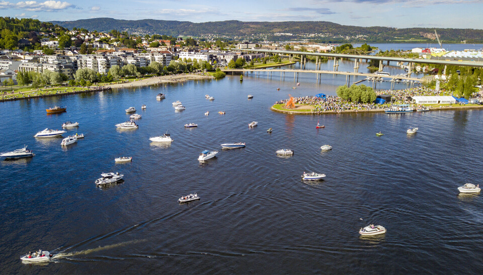 MYE FOLK: Drammen kommune ber folk velge noe annet enn båt til Elvefestivalen.