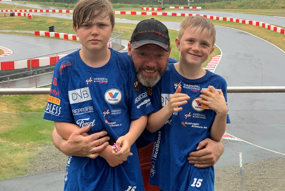 RACING-FAMILIE: Her Thomas (12) og Sebastian (8) med pappa Brian Grøndal Eeles, som også er mekaniker - noe som kommer godt med i denne fritids-aktiviteten.
