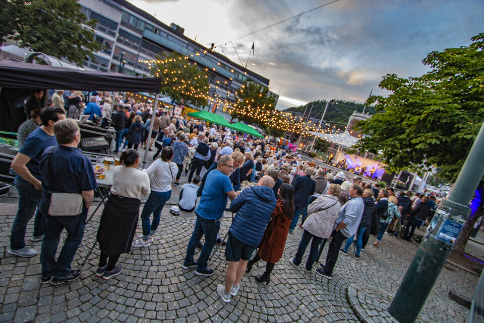 SAMLER MYE FOLK: Her fra Bragernes Torg i fjor.