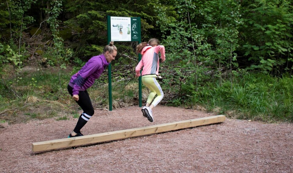 FLITTIGE BRUKERE: May Helen Sipina og datteren Sara bruker trimløypa ofte. Sara liker å starte eller avslutte med trimapparatene på Ulvekula.