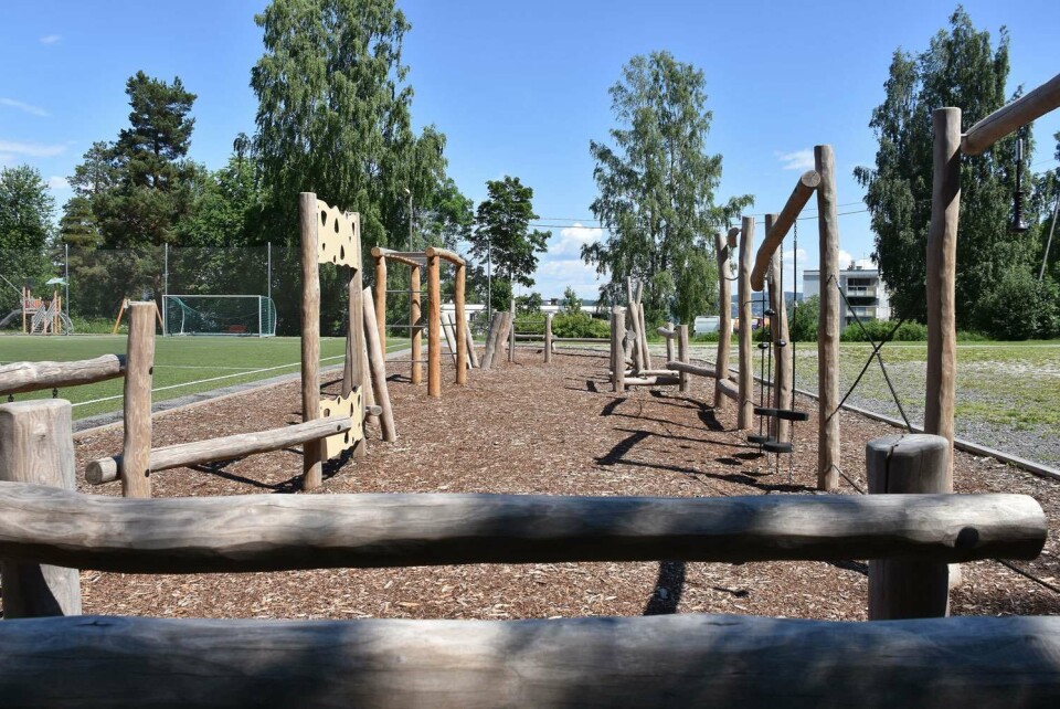 AKTIVITETSPARK: Ved siden av fotballbanen i nærheten av blokkene på Pettersløkka er det satt opp flotte aktivitetsapparater i tre, som inviterer til lek og trim.