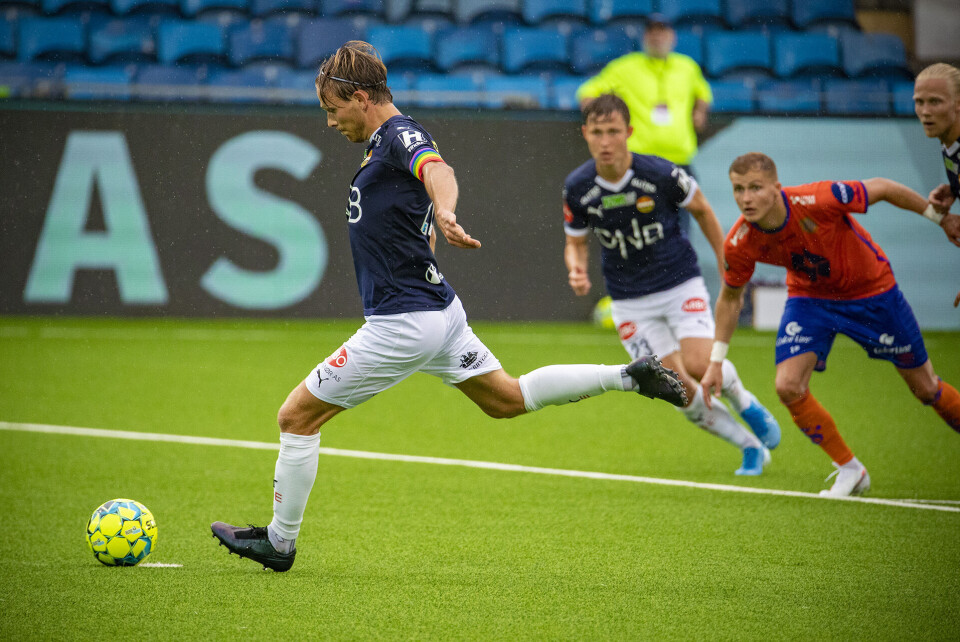 STRAFFESCORING: Mikkel Maigaard scorer på straffe i det 89. minutt etter at Janis Ikaunieks ble meid ned i feltet.