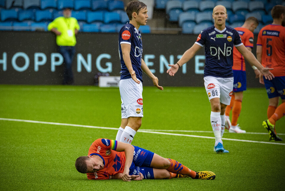 Noe av det siste som skjedde under Strømsgodsets sluttspurt for en ny scoring var at Jack Ipalibo fikk direkte rødt kort etter en takling utenfor 16-meter. Paradoksalt nok valgte dommer Marius Grøtta å kun gi gult kort på en langt styggere takling av Strømsgodset Niklas Gunnarsson i første omgang hvor foten hans så ut til å knekke tvers av etter å ha blitt stemplet hardt bakfra, og måtte byttes ut.
