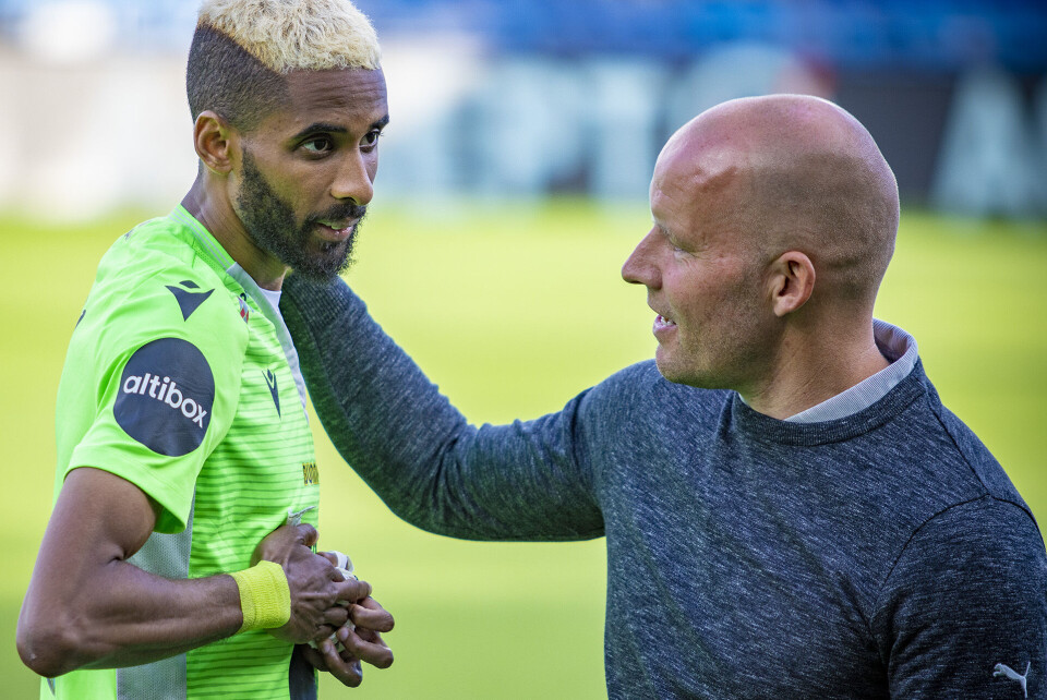FEIRET IKKE: Det ble ingen ville jubelscener fra den tidligere Godset-spissen, her får han skryt av SIF-trener Henrik Pedersen etter kampen.
