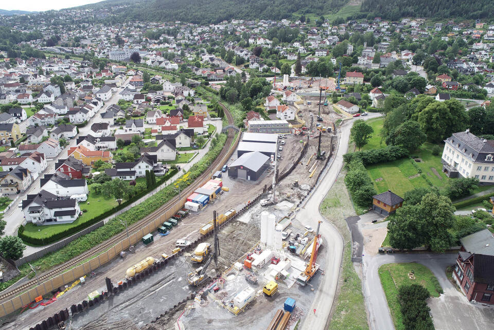 Her ses et av Bane NORs anleggsområder ved Nedre Strøm i Drammen. Det ligger tett på eksisterende Vestfoldbane. Her bygges det en kulvert og en løsmassetunnel, som vil møte Drammenstunnelen som nå bygges i Strømsåsen.