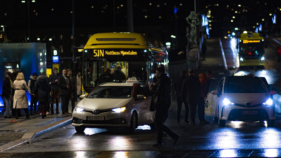 KAMP OM PLASSENE: Det har vært flere tilløp til amper stemning mellom bussjåfører og taxisjåfører på torget.