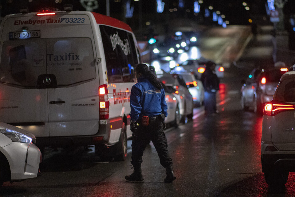 ORDENSVAKT I TAXIKØEN: Køkulturen både blant taxisjåfører og passasjerer har vært et stort problem på Bragernes Torg, og har gått så langt at taxiselskapene har sett seg nødt til å leie inn ordensvakter for å bokstavelig talt holde orden i rekkene.