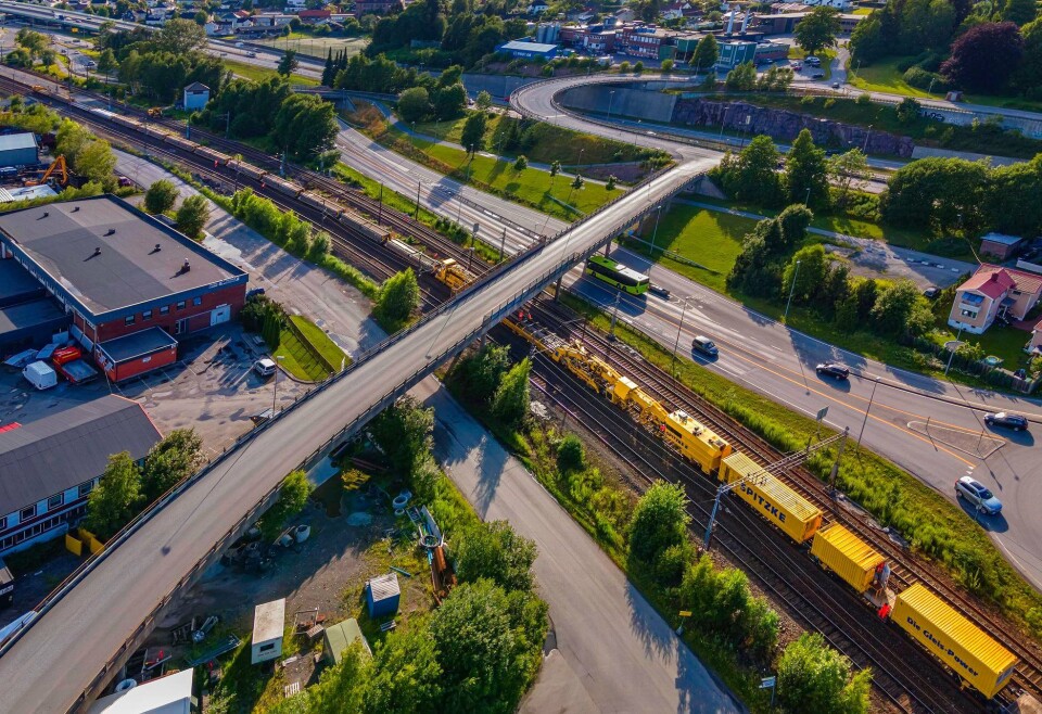 500 meter måler ekvipasjen hvorav en stor del utgjøres av lastevogner for brukte og nye sviller. Når operasjonen går på skinner bygger den om 200 meter bane i timer. Dette bildet er tatt i det SPOT passerer under Strandbrua.