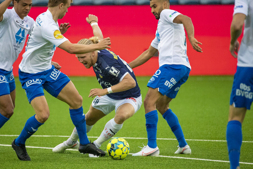 STRAFFE? Mange ropte på straffe da Lars Jørgen Salvesen ble dyttet overende innenfor 16-meteren på slutten av 1. omgang.