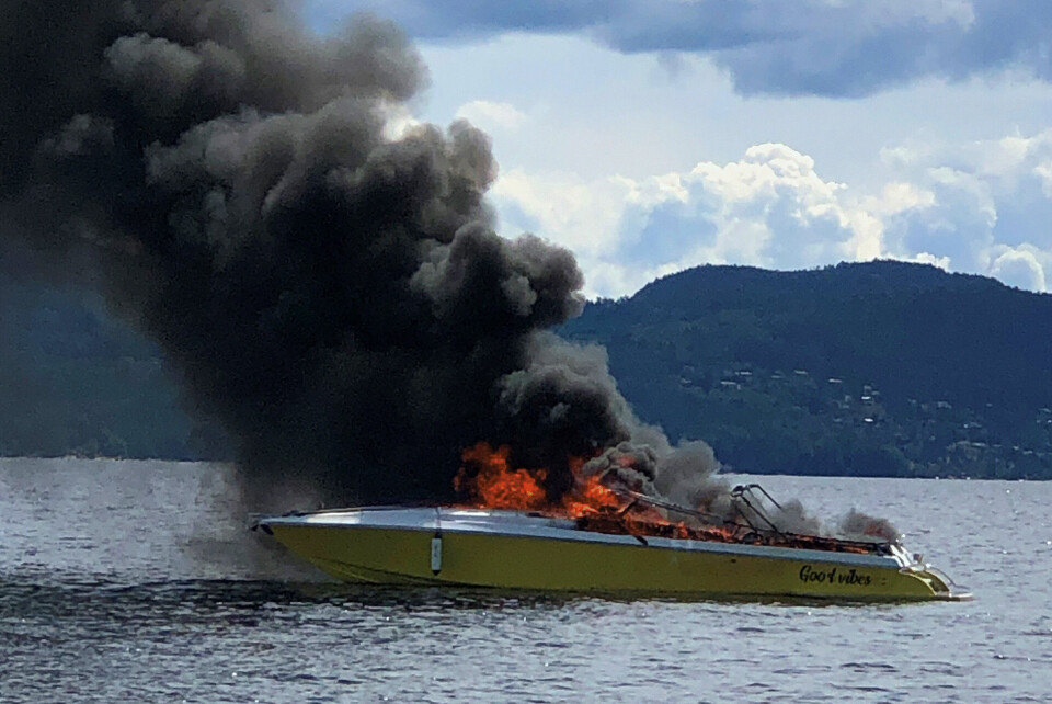 Måtte hoppe til vanns da speedbåten tok fyr på fjorden