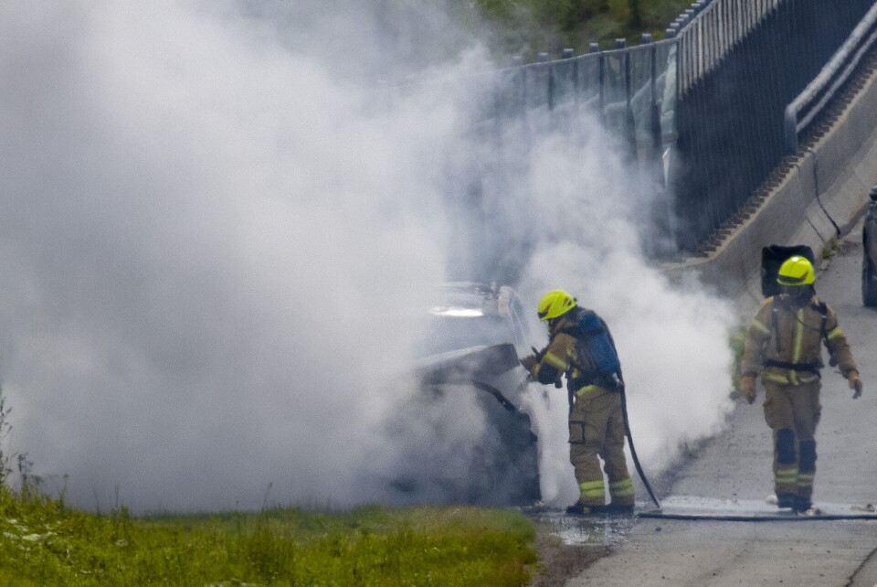 E18 stengt etter bilbrann