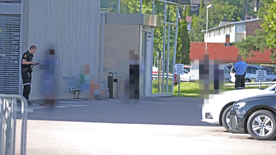 PÅ STEDET: Her snakker politiet med noen av de impliserte partene.