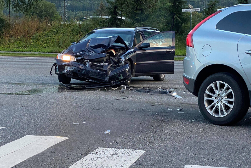 STORE SKADER: To Volvoer frontkolliderte, og begge måtte hentes av bergingsbil.