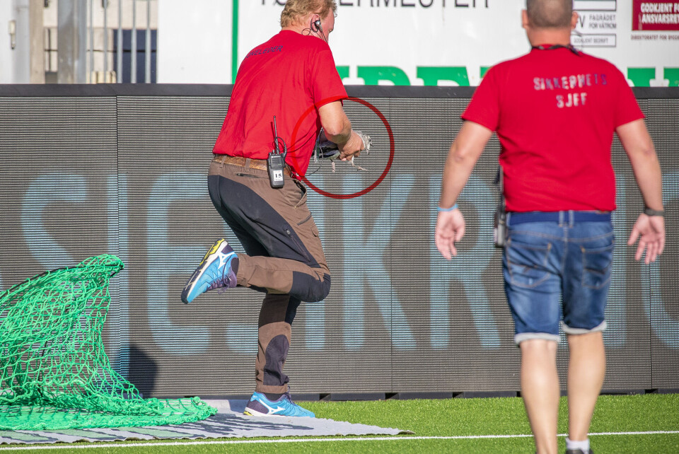 MÅKE-DRAMA: En inntrenger i form av en nysgjerrig måkeunge skapte problemer ute på grassmatta i 1. omgang, her blir den til slutt fanget av sikkerhetsvaktene ved hjelp av et nett - og eskortert ut av stadion.