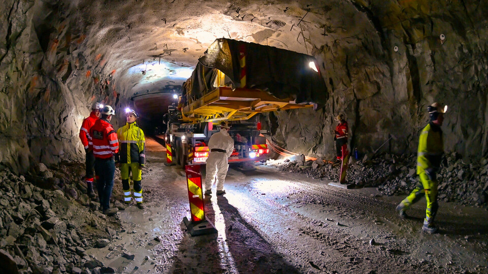 Store maskiner inn i trang tunnel