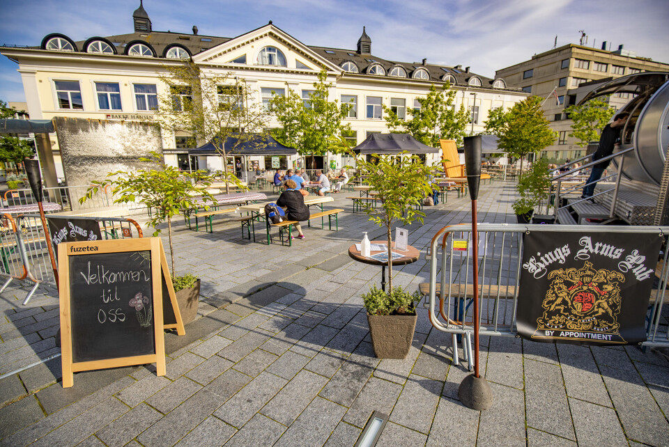PLANTER OG TELT: Utleiepartner har bidratt med flere partytelt på området, hvor folk kan sitte under tak.