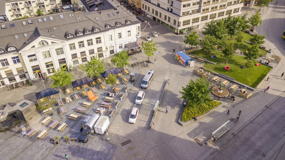 FRA LUFTA: Slik ser området ut i fugleperspektiv. Mellom uteserveringene er det taxi-holdeplass som vanlig.