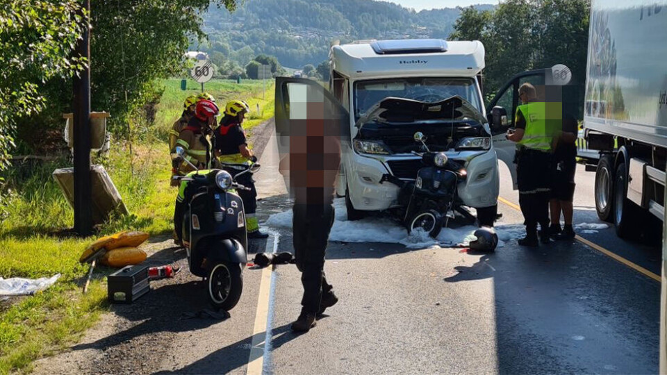 STORE SKADER: Både moped og campingbil fikk store skader da campingbilen ikke greide å stoppe for køen foran.