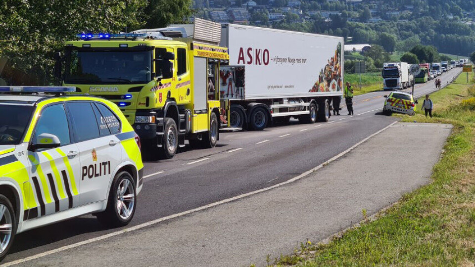 Føreren av campingbilen er ifølge politiet mistenkt for brudd på Veitrafikkloven.LANGE KØER: Trafikken står på Gullaugsletta.