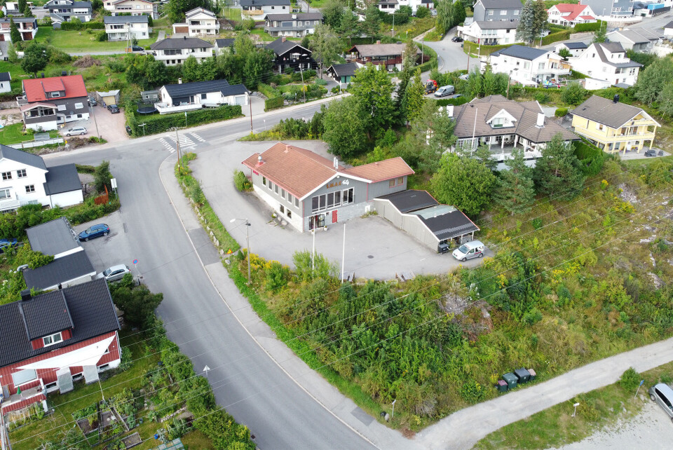 EIENDOMMEN: I midten av bildet. (FOTO: JOAKIM FJELDLI / DRM24)