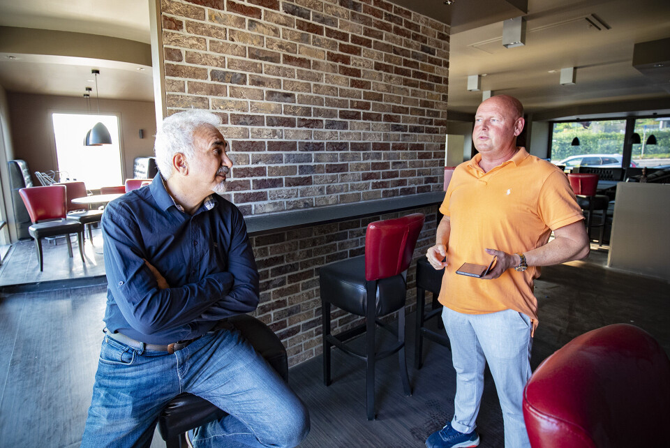 Han forteller at stedet har kapasitet til rundt 100 mennesker med alle sitteplassene. Men ifølge kompanjong Vidar betyr ikke noen storskjermer som kan vise sport det samme som en nattklubb med støy og leven.