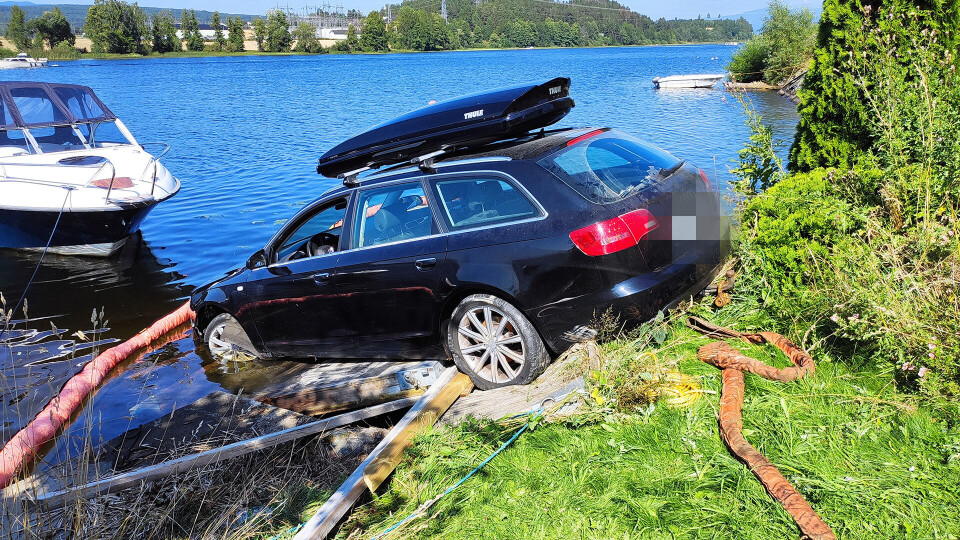 Bil trillet ned skråning og havnet i vannet