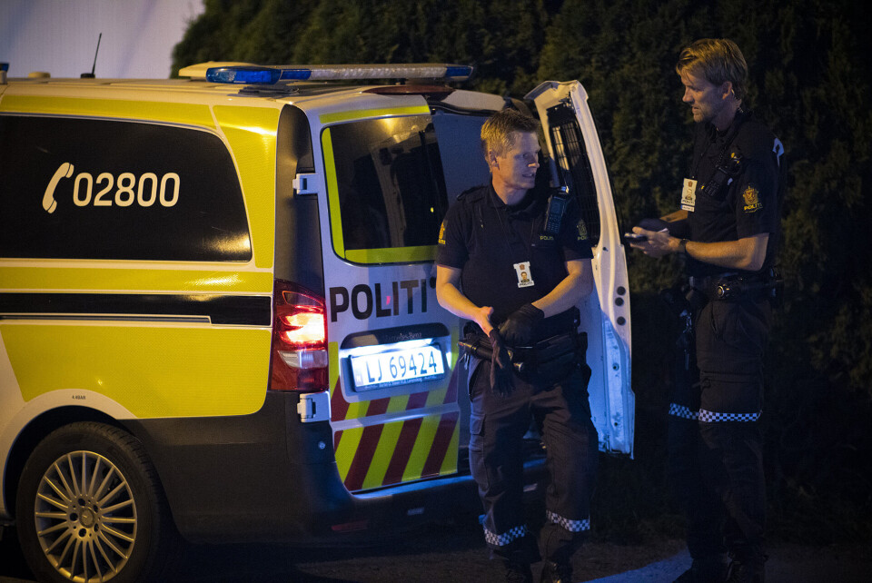 I VARETEKT: Politiet tok med seg de to mennene inn til arresten.