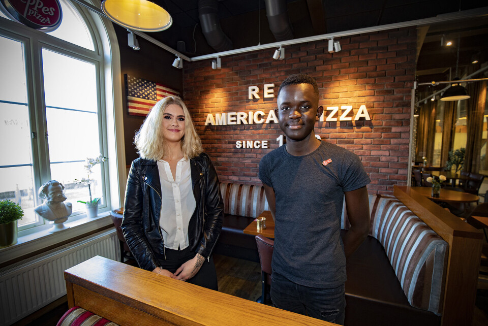 SOMMERJOBB: Muhammed Ndure (14) er akkurat ferdig med sommerjobb hos Peppes og daglig leder Ida Marie Løvenskjold Persson. Nå venter kurs i søknadsskriving og arbeidsliv. SOMMERJOBB: Muhammed Ndure (14) er akkurat ferdig med sommerjobb hos Peppes og daglig leder Ida Marie Løvenskjold Persson. Nå venter kurs i søknadsskriving og arbeidsliv.