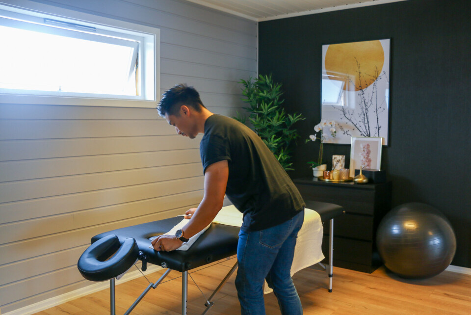 I hjørnet har Brian viet plass til en justerbar massasjebenk hvor han kan behandle klientenes ømme muskler.