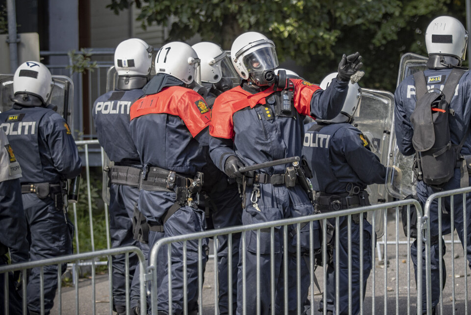 BOMBARDERT MED STEIN: Politiet delte ut flygeblader før demonstrasjonen på Furuset om at de var tilstede for å beskytte ytringsfriheten, men til liten nytte.