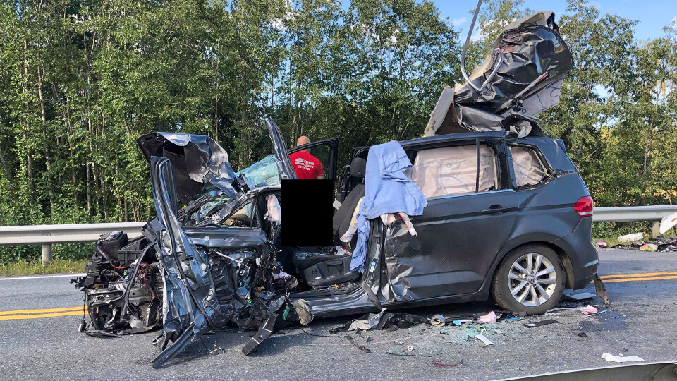 KNUST: Bilen ble smadret i sammenstøtet med lastebilen. En passasjer kom fra det med lettere skader.