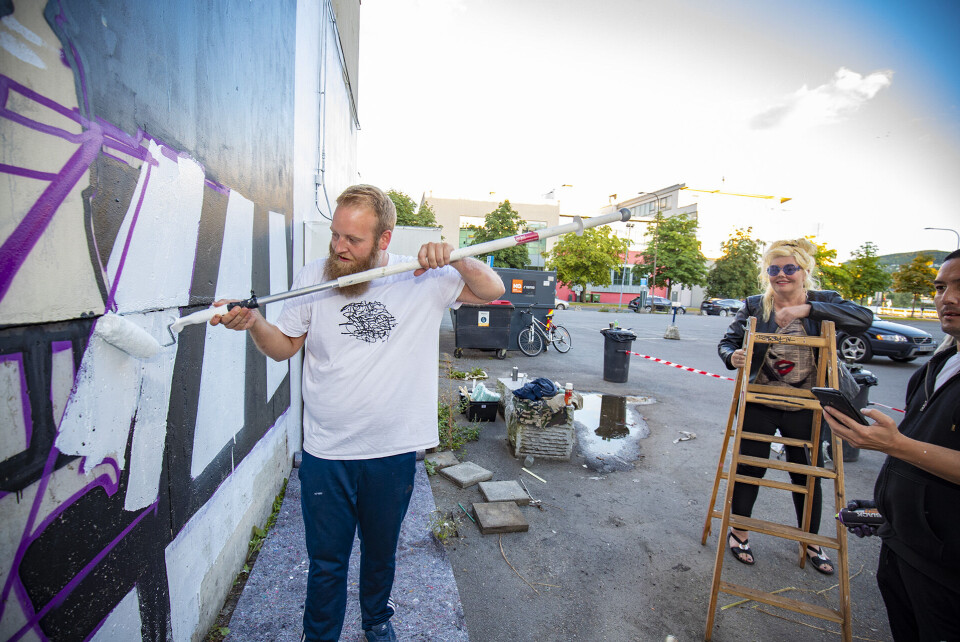TAR FORM: Unni Askeland dirigerer og overværer seansen mens graffitikunstner Eric Ness Christiansen og Mikael Noguchi jobber seg frem for å få gjengitt maleriet i mest mulig autentisk form.