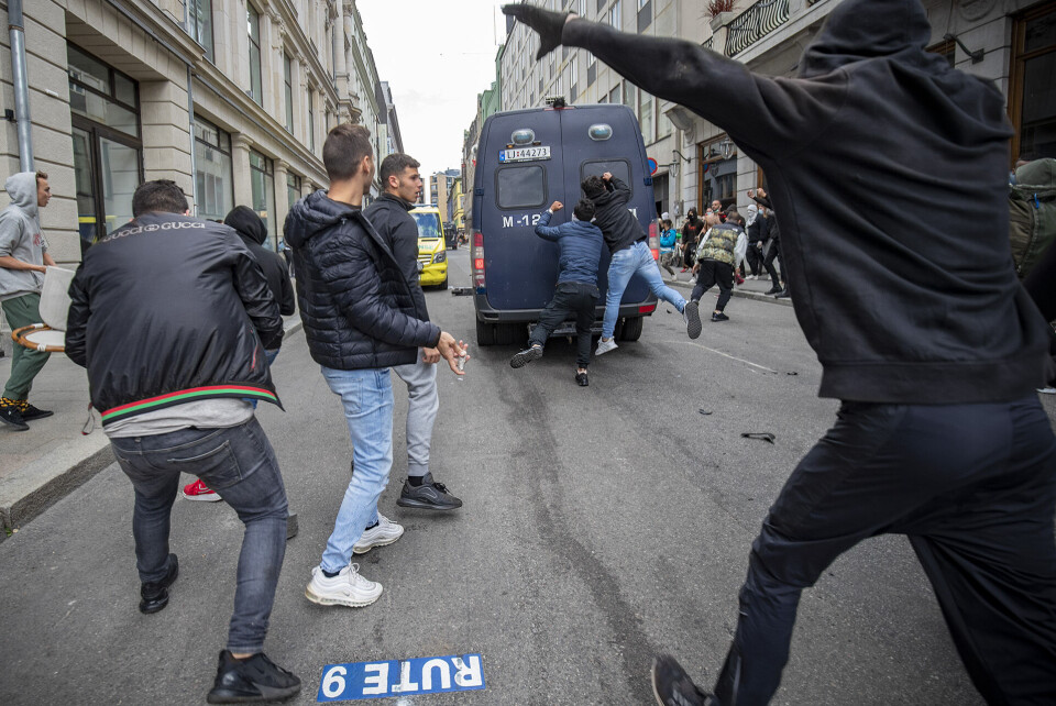 OPPTØYER: Etter demonstrasjonen gikk aggressive ungdommer til angrep på politiet med stein og andre gjenstander.