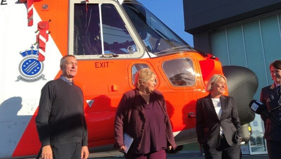Forsvarsminister Frank Bakke-Jenssen, statsminister Erna Solberg og justis- og beredskapsminister Monica Mæland foran et av de nye redningshelikoptrene på Sola. (Foto: Arvid Samland/Statsministerens kontor)