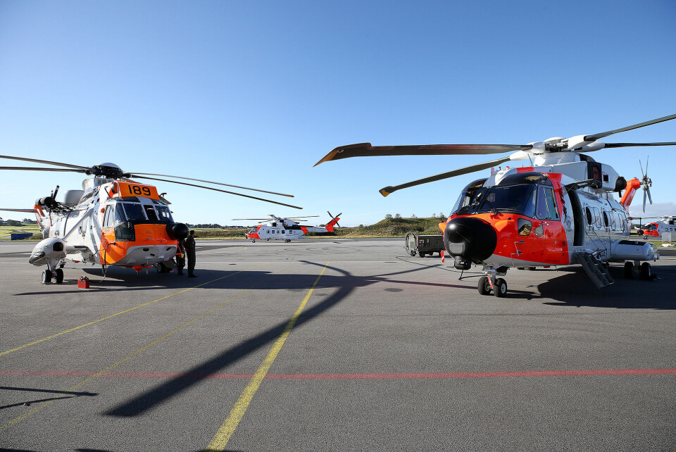 NY OG GAMMEL: Til venstre gammel Sea King, til høyre avløseren SAR Queen. (FOTO: THORBJØRN KOSVOLD / FORSVARET)