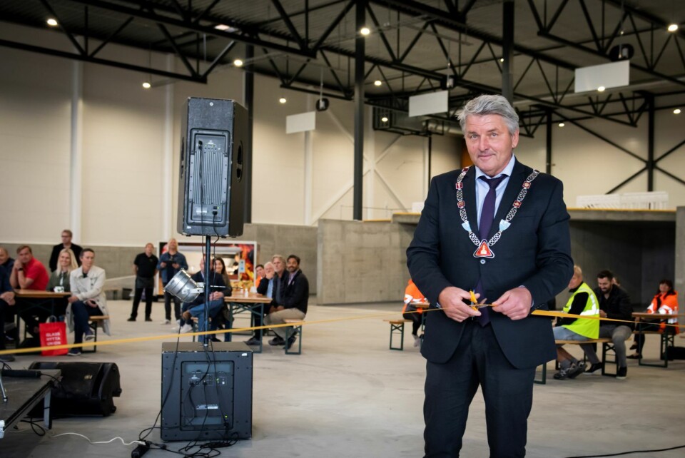 Ordfører Knut Kvale fikk æren av å klippe snora under åpningen av den nye omlastingsstasjonen på Eiker Næringspark fredag.