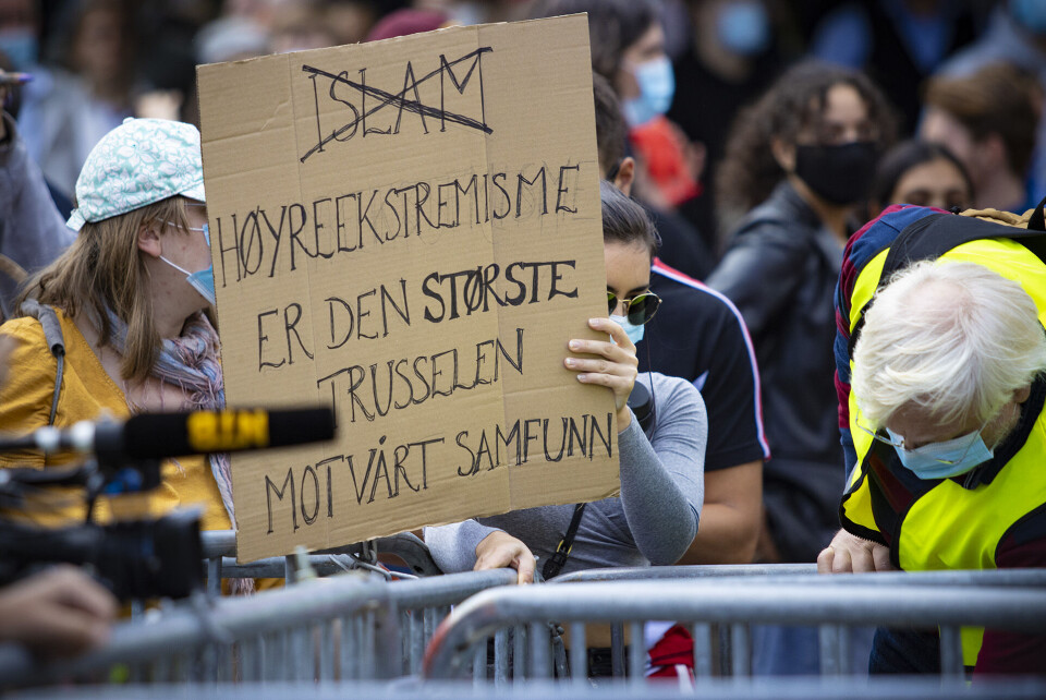 Da noen ungdommer kom seg forbi sperringer og lederen av SIAN ble angrepet i Bergen, var det ikke måte på shaming av hele motdemonstrasjonen, blant annet ved FrP-representantene. Man skulle tro at ytringsfriheten er viktig for dem. Men hvor var protestene da en av deres mange udugelige justisministre brente en avis kun fordi han mislikte meningene? Eller da FrP forlangte at SAS fjerna en brosjyre som de ikke likte? Eller da en av deres stortingsrepresentanter ba arbeidsgiveren til avdøde professor Frank Aarebrot å gi ham en advarsel fordi stortingsrepresentanten ikke tålte kritikk? Eller helt nytt eksempel: Når stortingsrepresentant Helgheim spør om en ansatt ved OsloMet er skikka til å jobbe der og tagger hans arbeidsgiver kun fordi han misliker akademikerens mening?