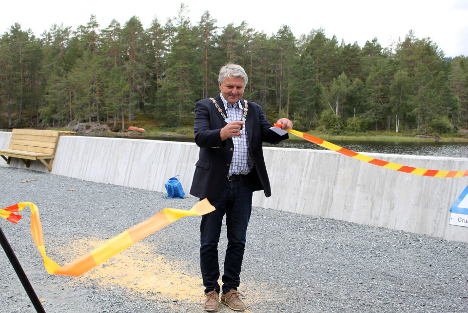 Det var en stolt ordfører som kunne klippe båndet for å markere at alt nå var klart og Hoensvannet igjen kan sikres en stabil vannstand.