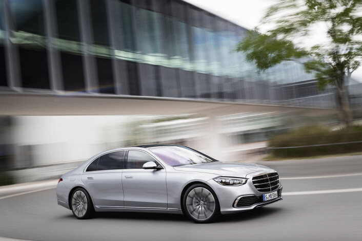 Dashbordet har fått en ny arkitektur, med et moderne overflatedesign og ergonomisk skjermoppsett, samt utstyrt med andre generasjon MBUX (Mercedes-Benz User Experience) som er et av høydepunktene som kommer med nye S-Klasse. Dashbordet har fått en ny arkitektur, med et moderne overflatedesign og ergonomisk skjermoppsett, samt utstyrt med andre generasjon MBUX (Mercedes-Benz User Experience) som er et av høydepunktene som kommer med nye S-Klasse.