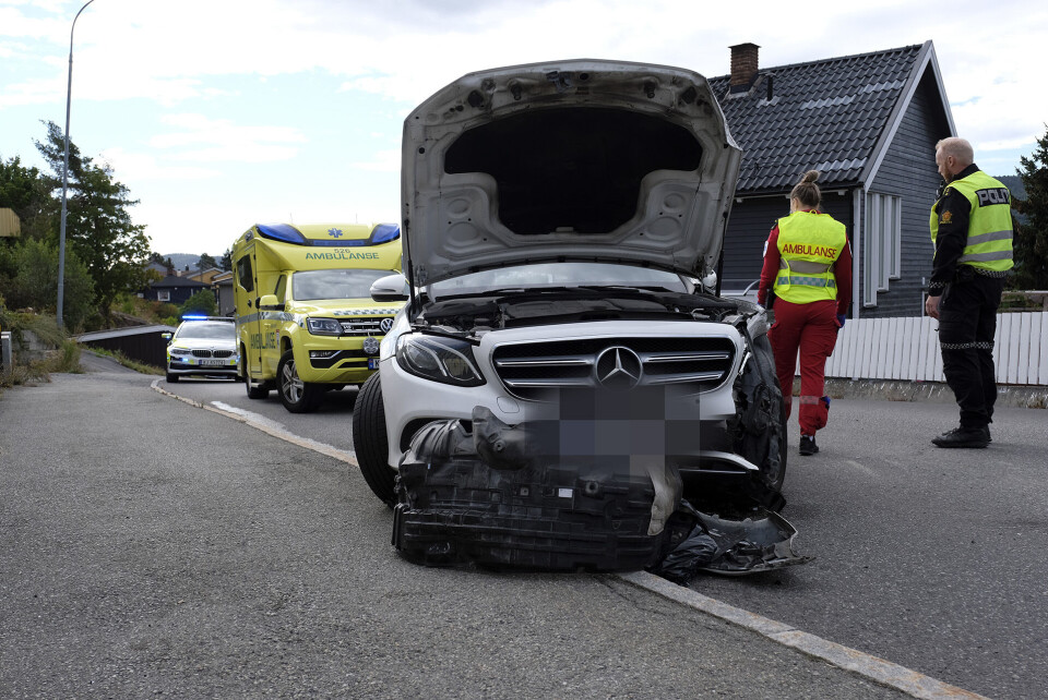 STORE SKADER: To andre biler ble truffet i fronten