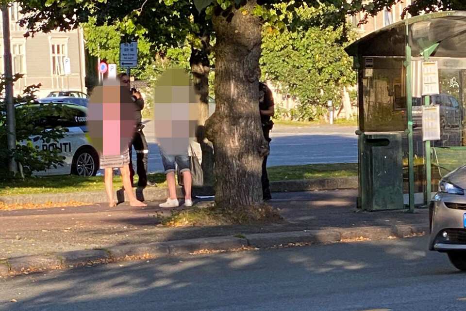 FIKK MARSJORDRE: Her får det elskovsyke paret beskjed om å finne seg et bedre egnet sted til denne typen aktiviteter.