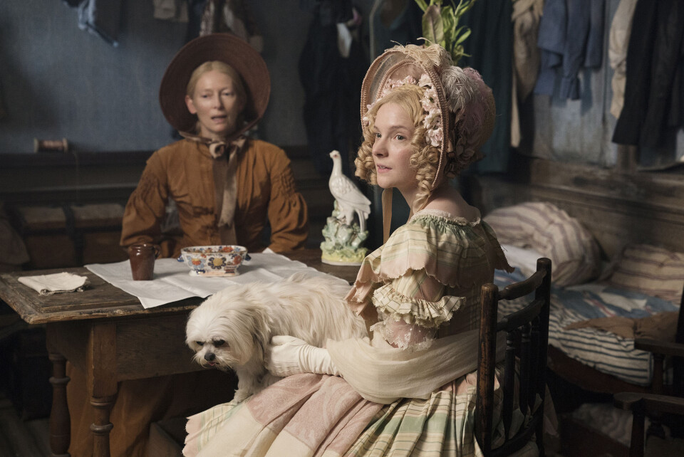 TANTE OG MULIG «LOVE-INTEREST DORA»: Med klassiske korketrekkerkrøller blir Dora (Morfydd Clark) rett og slett for uimotståelig for David Copperfield