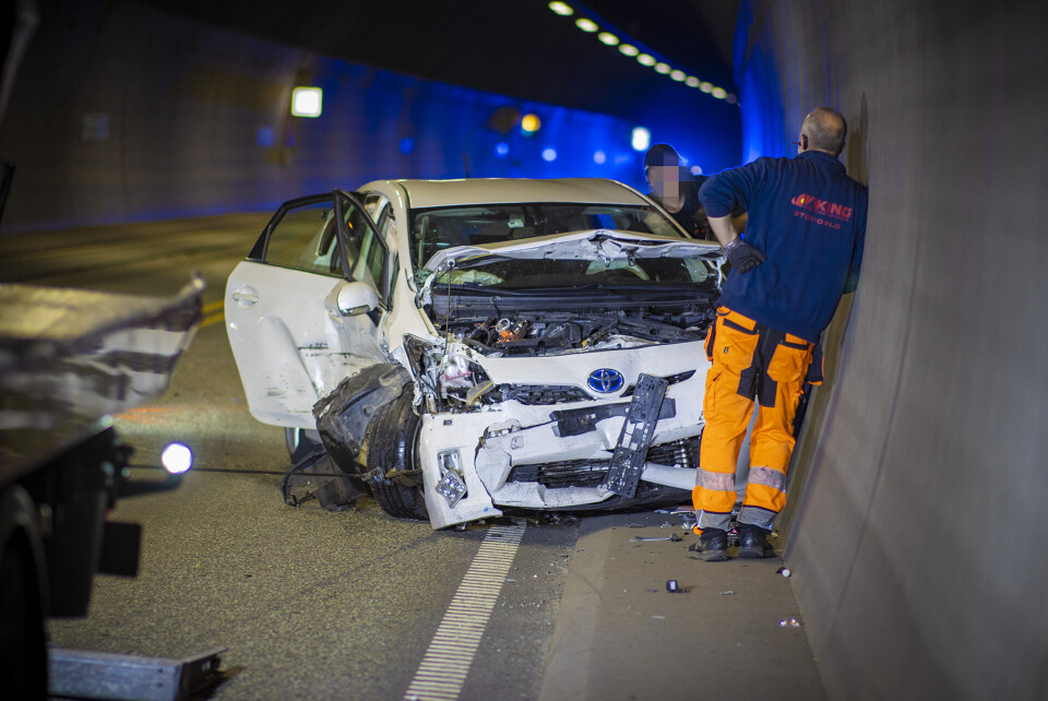 SMADRET: En Toyota Prius ble totalvrak etter sammenstøtet med tunnelveggen og en annen bil.